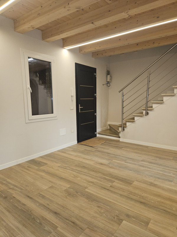 Si propone a due passi dalla Piazza di Este, porzione di casa completamente indipendente.
Si acce...