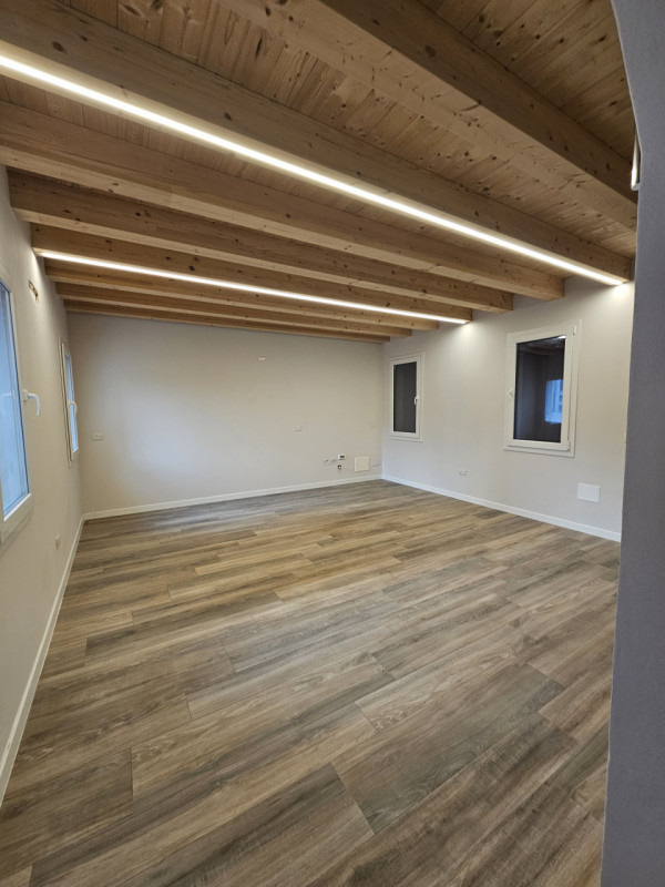 Si propone a due passi dalla Piazza di Este, porzione di casa completamente indipendente.
Si acce...