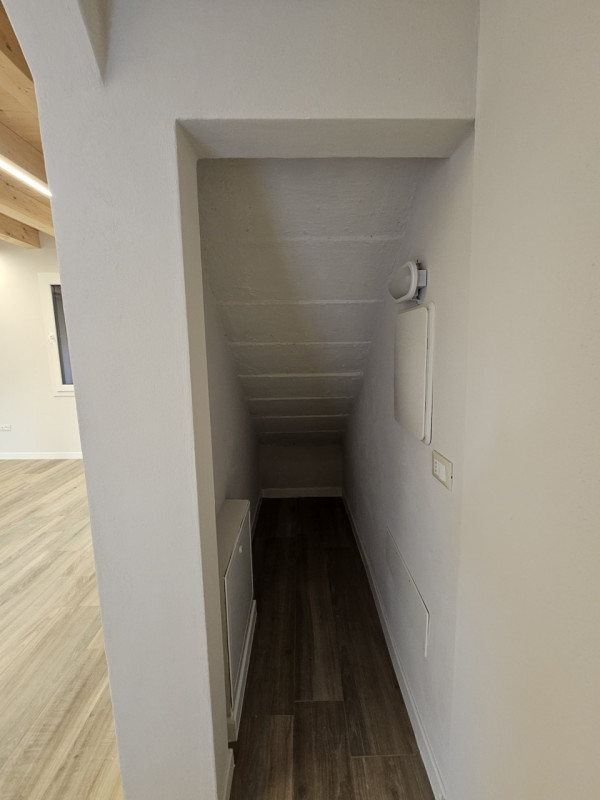 Si propone a due passi dalla Piazza di Este, porzione di casa completamente indipendente.
Si acce...