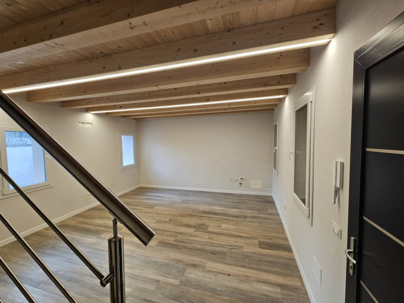 Si propone a due passi dalla Piazza di Este, porzione di casa completamente indipendente.
Si acce...