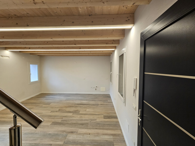 Si propone a due passi dalla Piazza di Este, porzione di casa completamente indipendente.
Si acce...