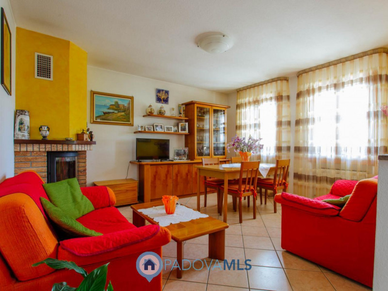 Immobile in esclusiva al Gruppo Padova MLS

Vendesi abitazione singola con ampio giardino in comu...