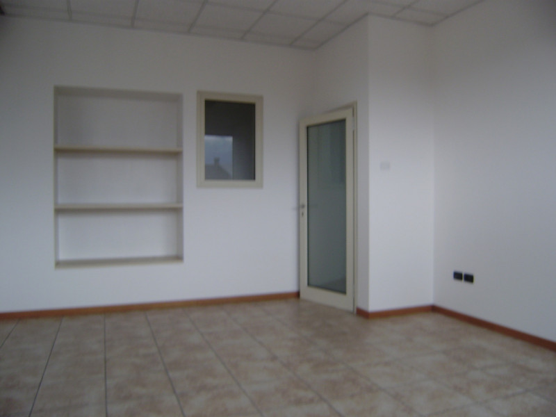 SCHIO - Z.I: CAPANNONE INDUSTRIALE di mq 500 circa H 7,50 di cui 100 mq di uffici circa, con impi...