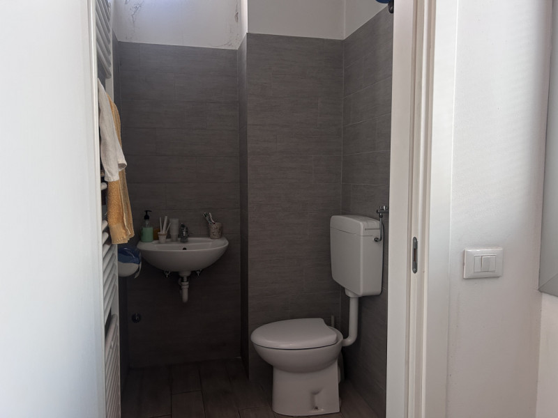 SCHIO - Z.I: CAPANNONE INDUSTRIALE di mq 500 circa H 7,50 di cui 100 mq di uffici circa, con impi...