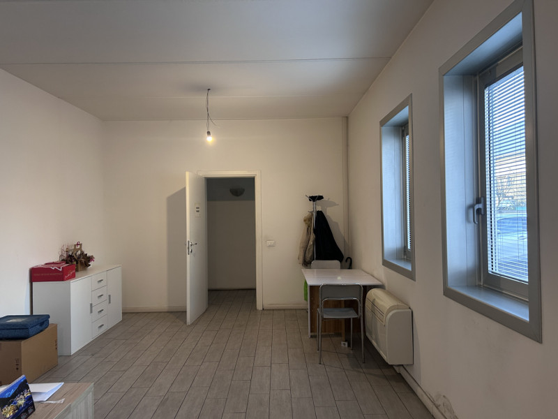 SCHIO - Z.I: CAPANNONE INDUSTRIALE di mq 500 circa H 7,50 di cui 100 mq di uffici circa, con impi...