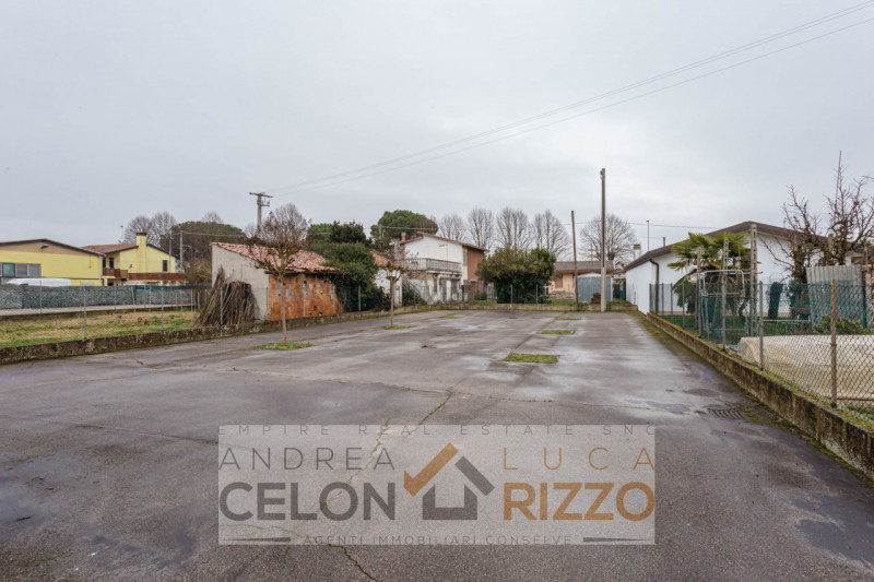 In un tranquillo quartiere residenziale di Agna sorge una proprietà che racconta una storia di sp...