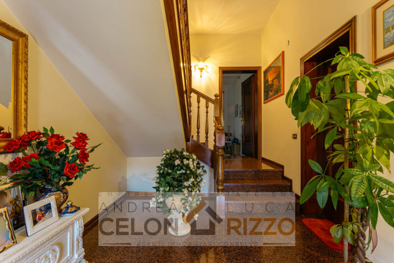 In un tranquillo quartiere residenziale di Agna sorge una proprietà che racconta una storia di sp...