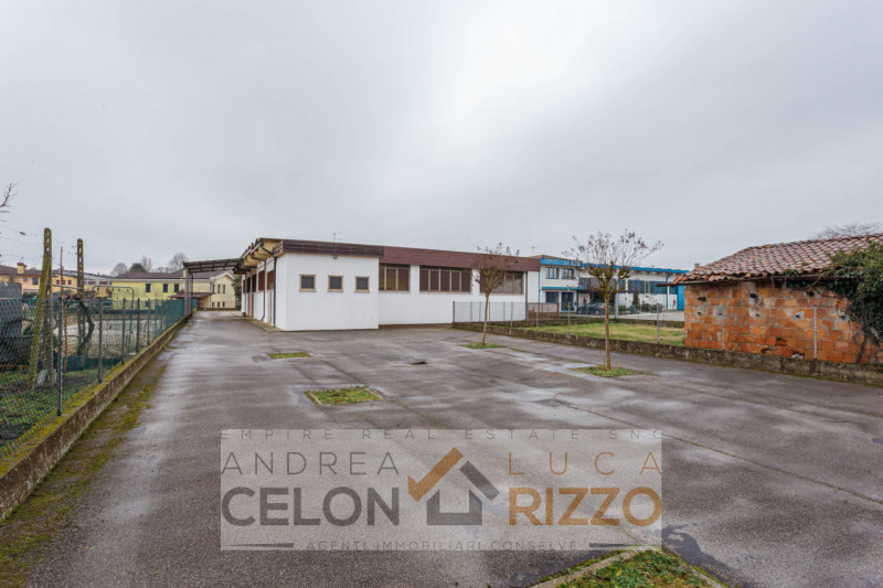 In un tranquillo quartiere residenziale di Agna sorge una proprietà che racconta una storia di sp...