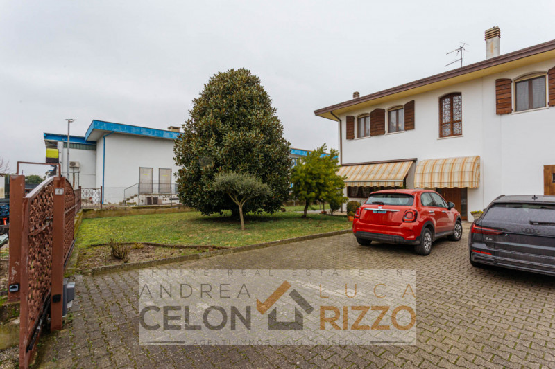 In un tranquillo quartiere residenziale di Agna sorge una proprietà che racconta una storia di sp...