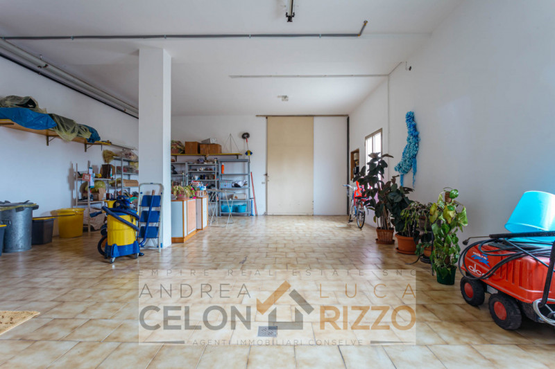 In un tranquillo quartiere residenziale di Agna sorge una proprietà che racconta una storia di sp...