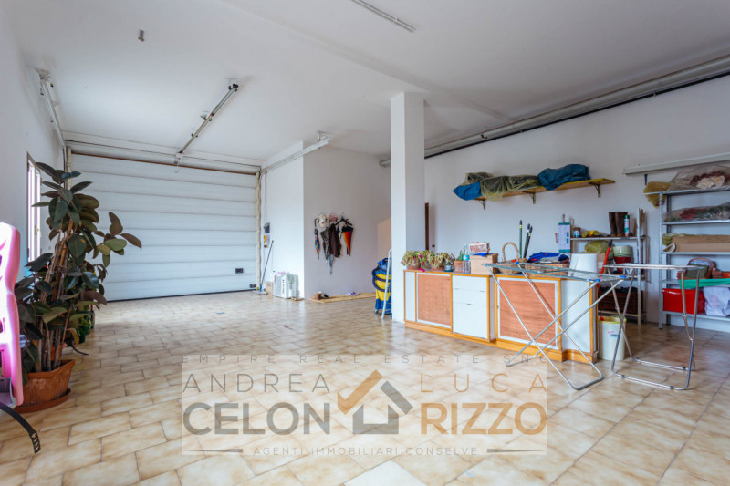 In un tranquillo quartiere residenziale di Agna sorge una proprietà che racconta una storia di sp...