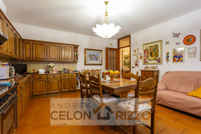 In un tranquillo quartiere residenziale di Agna sorge una proprietà che racconta una storia di sp...