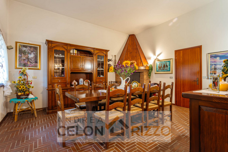 In un tranquillo quartiere residenziale di Agna sorge una proprietà che racconta una storia di sp...