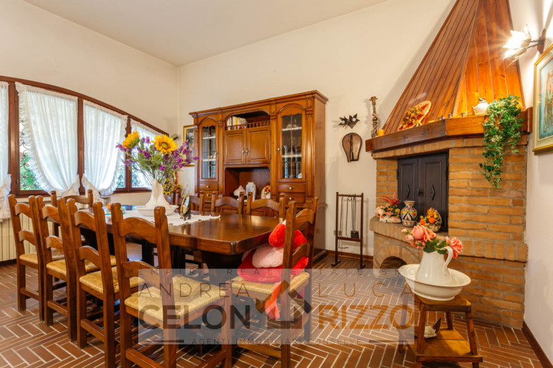 In un tranquillo quartiere residenziale di Agna sorge una proprietà che racconta una storia di sp...