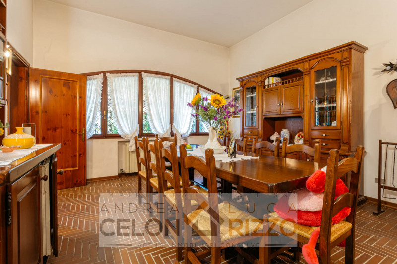 In un tranquillo quartiere residenziale di Agna sorge una proprietà che racconta una storia di sp...