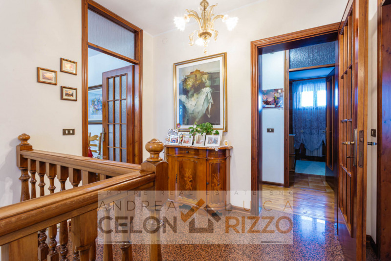 In un tranquillo quartiere residenziale di Agna sorge una proprietà che racconta una storia di sp...