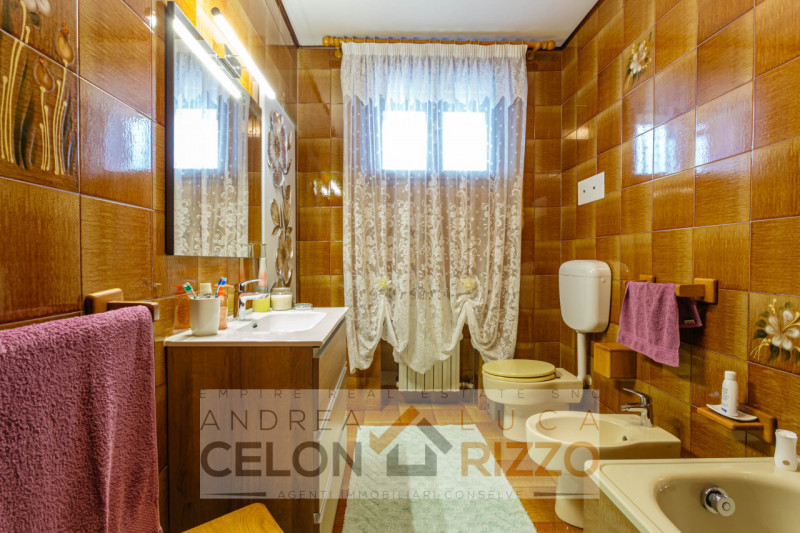 In un tranquillo quartiere residenziale di Agna sorge una proprietà che racconta una storia di sp...