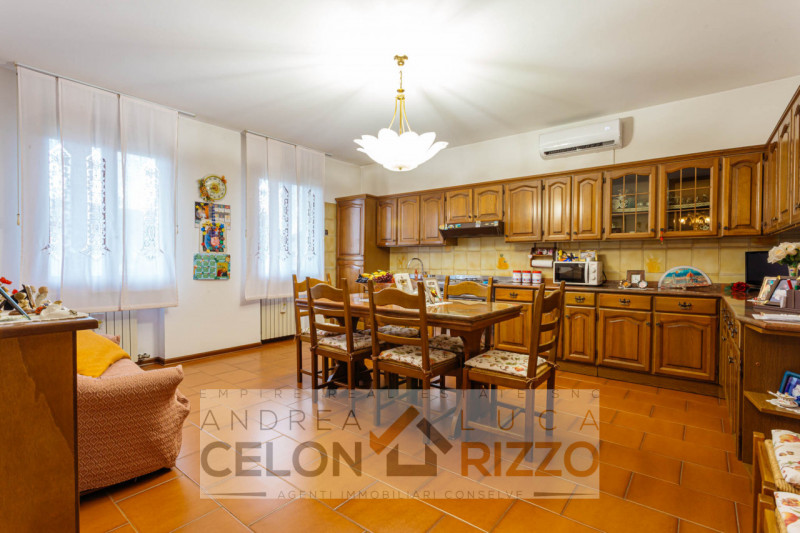 In un tranquillo quartiere residenziale di Agna sorge una proprietà che racconta una storia di sp...