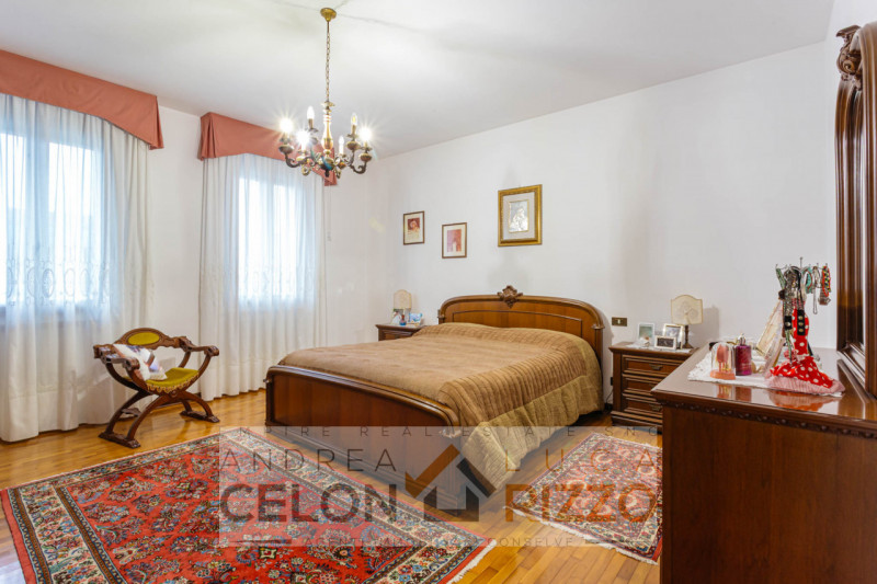 In un tranquillo quartiere residenziale di Agna sorge una proprietà che racconta una storia di sp...