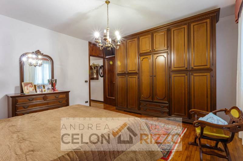 In un tranquillo quartiere residenziale di Agna sorge una proprietà che racconta una storia di sp...