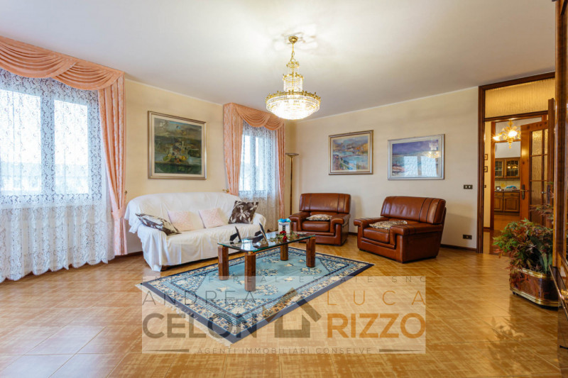 In un tranquillo quartiere residenziale di Agna sorge una proprietà che racconta una storia di sp...