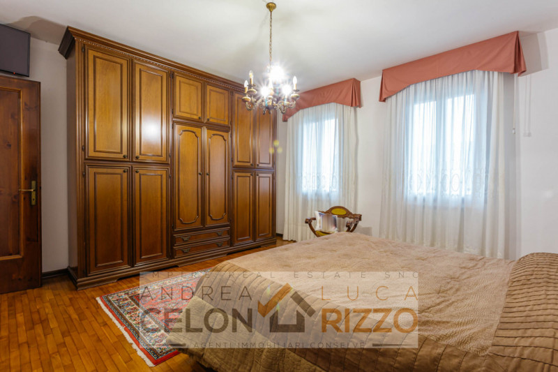 In un tranquillo quartiere residenziale di Agna sorge una proprietà che racconta una storia di sp...