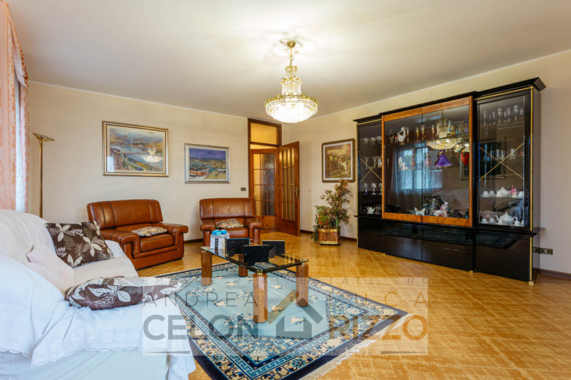 In un tranquillo quartiere residenziale di Agna sorge una proprietà che racconta una storia di sp...