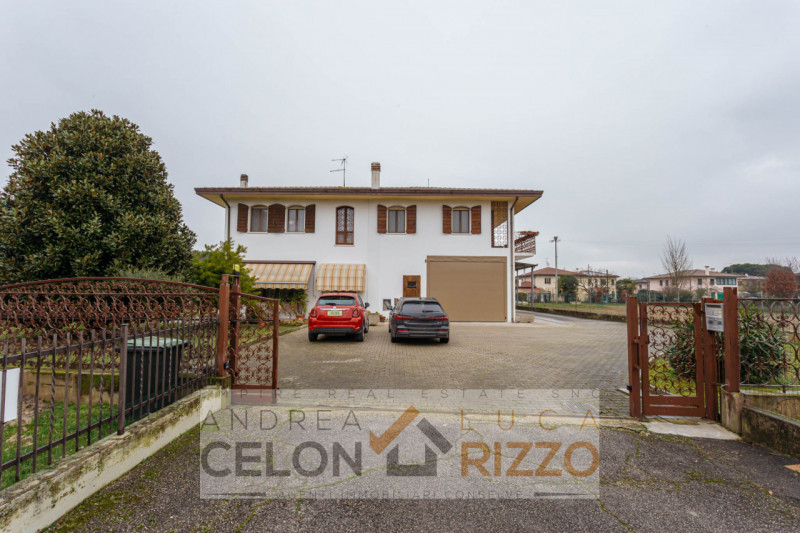 In un tranquillo quartiere residenziale di Agna sorge una proprietà che racconta una storia di sp...