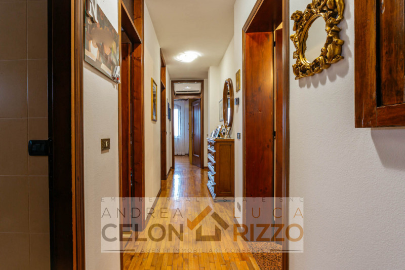 In un tranquillo quartiere residenziale di Agna sorge una proprietà che racconta una storia di sp...