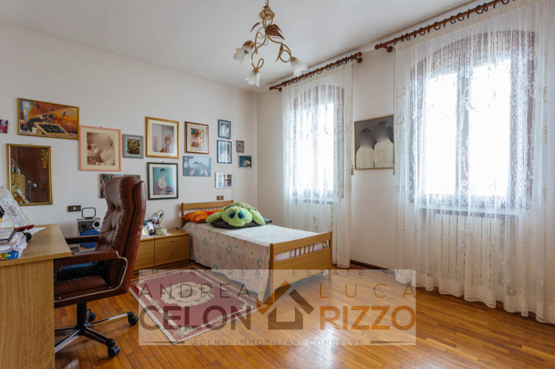 In un tranquillo quartiere residenziale di Agna sorge una proprietà che racconta una storia di sp...