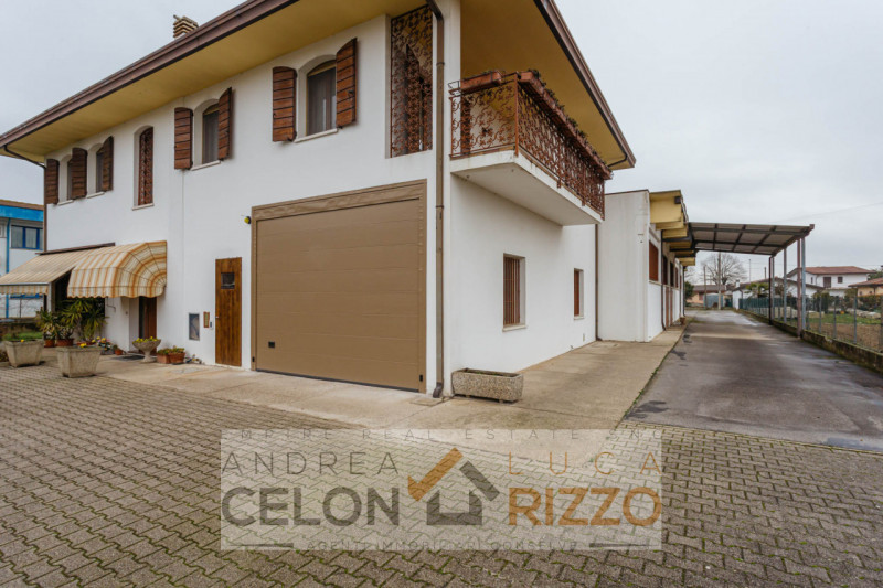 In un tranquillo quartiere residenziale di Agna sorge una proprietà che racconta una storia di sp...