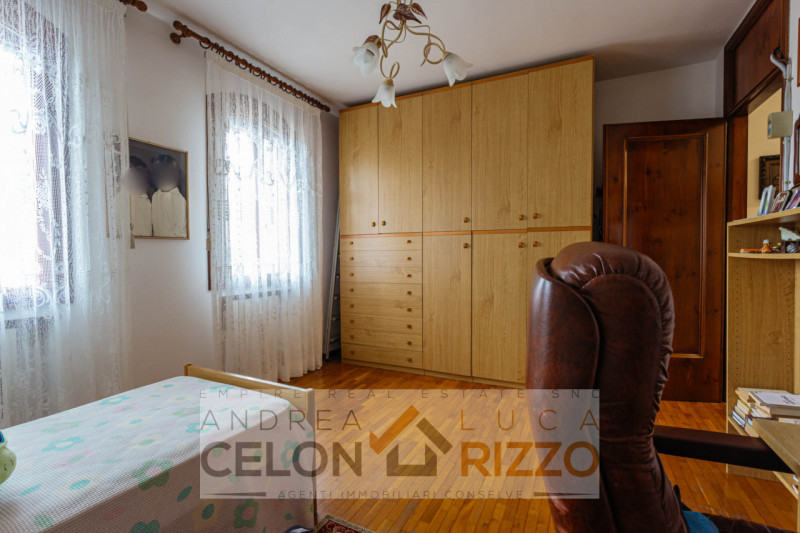 In un tranquillo quartiere residenziale di Agna sorge una proprietà che racconta una storia di sp...