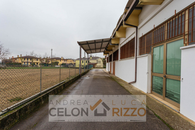 In un tranquillo quartiere residenziale di Agna sorge una proprietà che racconta una storia di sp...