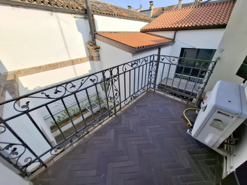 PALAZZETTO INDIPENDENTE IN CENTRO STORICO A PADOVA €.585.000 - rif.GB13-1828
Se stai cercando una...