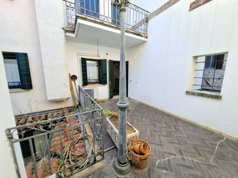 PALAZZETTO INDIPENDENTE IN CENTRO STORICO A PADOVA €.585.000 - rif.GB13-1828

Se stai cercando un...