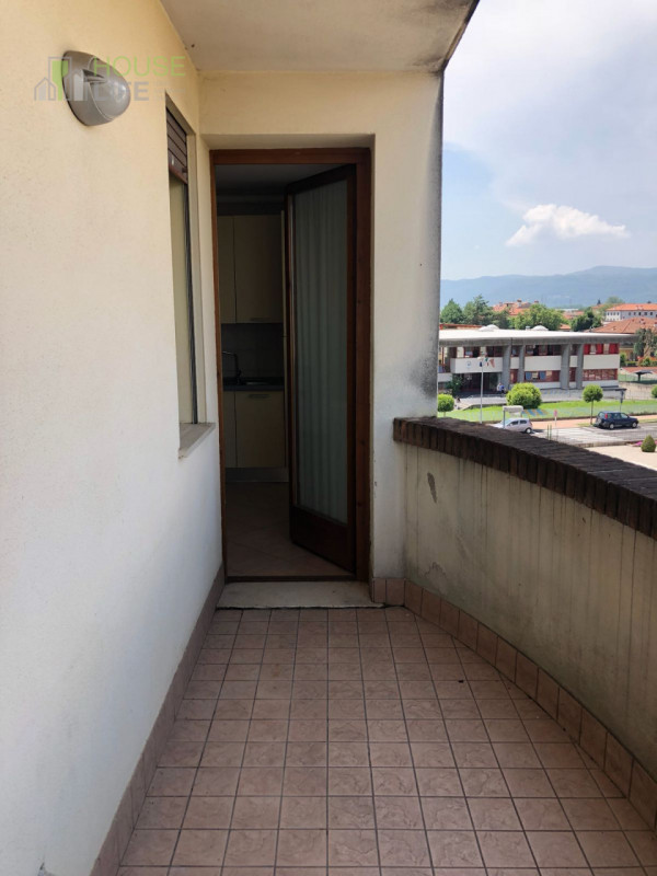 VILLAVERLA CENTRO: APPARTAMENTO BILOCALE A REDDITO situato al secondo piano con ascensore, terraz...