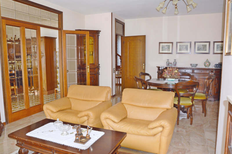 Ampia Villa Singola con Giardino Privato nel Cuore di Nove

Proponiamo in vendita un’importante r...