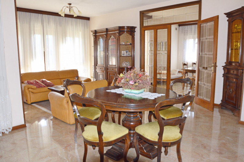 Ampia Villa Singola con Giardino Privato nel Cuore di Nove

Proponiamo in vendita un’importante r...