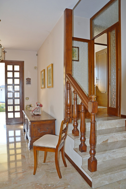 Ampia Villa Singola con Giardino Privato nel Cuore di Nove

Proponiamo in vendita un’importante r...