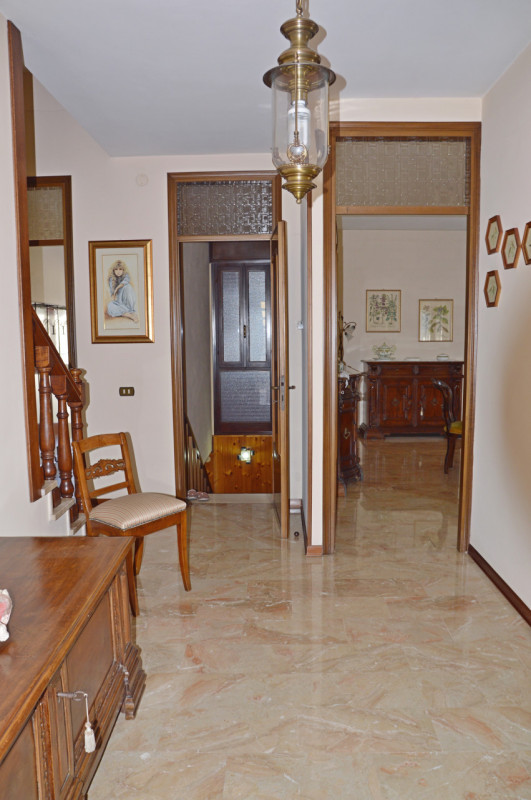 Ampia Villa Singola con Giardino Privato nel Cuore di Nove

Proponiamo in vendita un’importante r...