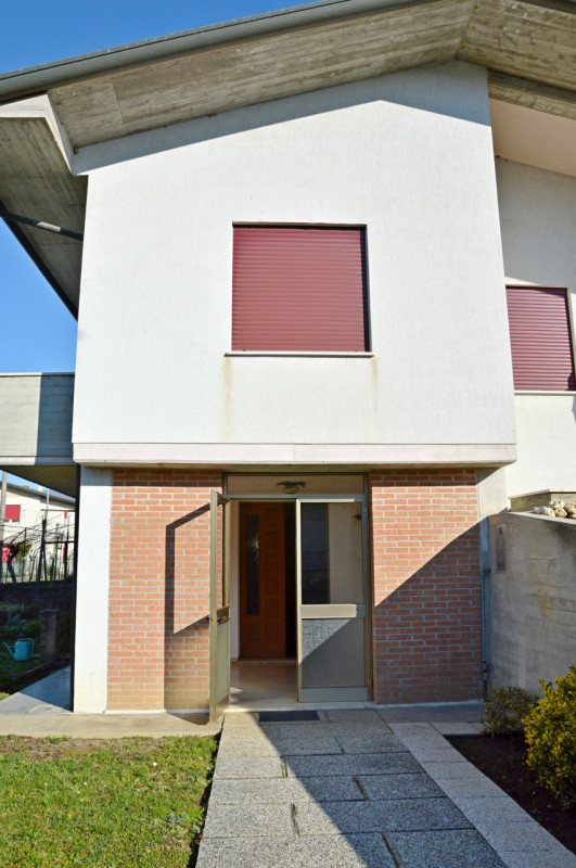 Ampia Villa Singola con Giardino Privato nel Cuore di Nove

Proponiamo in vendita un’importante r...