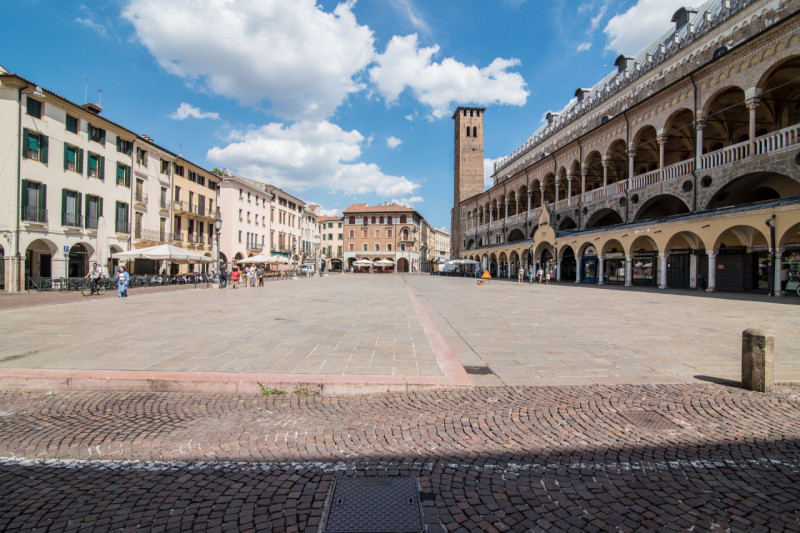 PADOVA, PIAZZE - Rif. EP90:

In pieno centro storico, a pochi passi da Piazza della Frutta, Immob...