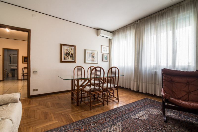 PADOVA, PIAZZE - Rif. EP90:

In pieno centro storico, a pochi passi da Piazza della Frutta, Immob...