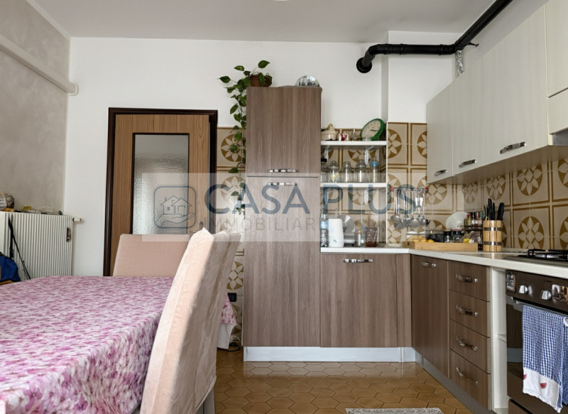 Rossano Veneto, inserito in un contesto condominiale di sole quattro unità abitative, proponiamo ...