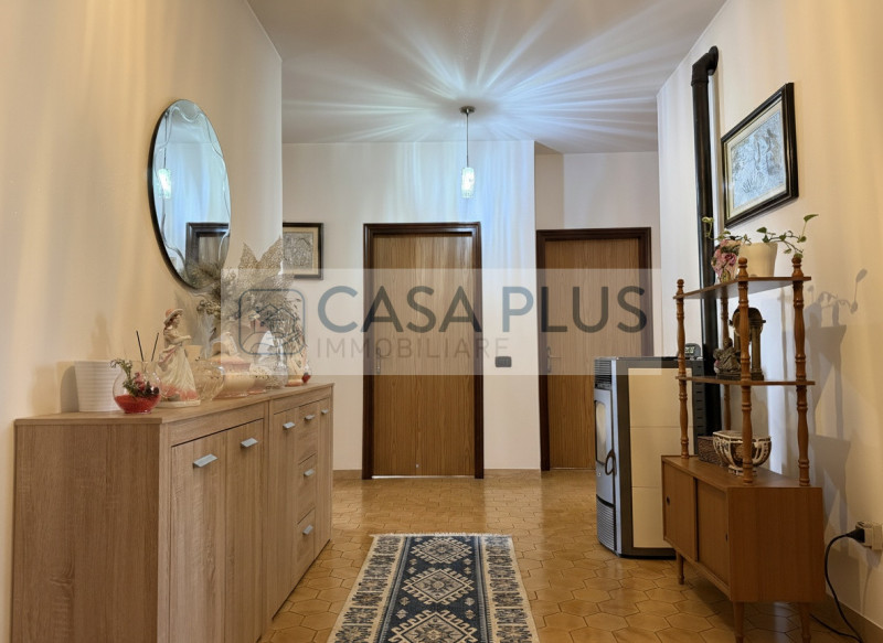 Rossano Veneto, inserito in un contesto condominiale di sole quattro unità abitative, proponiamo ...