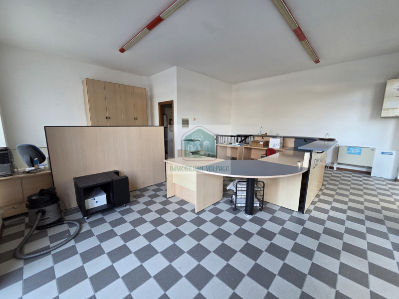 Se stai cercando uno spazio versatile, ben visibile ma allo stesso tempo riservato, questa è l’op...