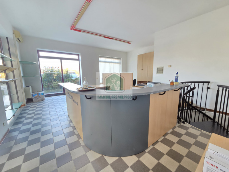 Se stai cercando uno spazio versatile, ben visibile ma allo stesso tempo riservato, questa è l’op...