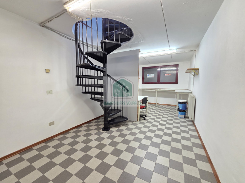 Se stai cercando uno spazio versatile, ben visibile ma allo stesso tempo riservato, questa è l’op...