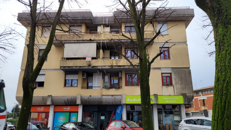 Proponiamo in vendita un grazioso appartamento quadrilocale di 76 mq situato al secondo piano, a ...