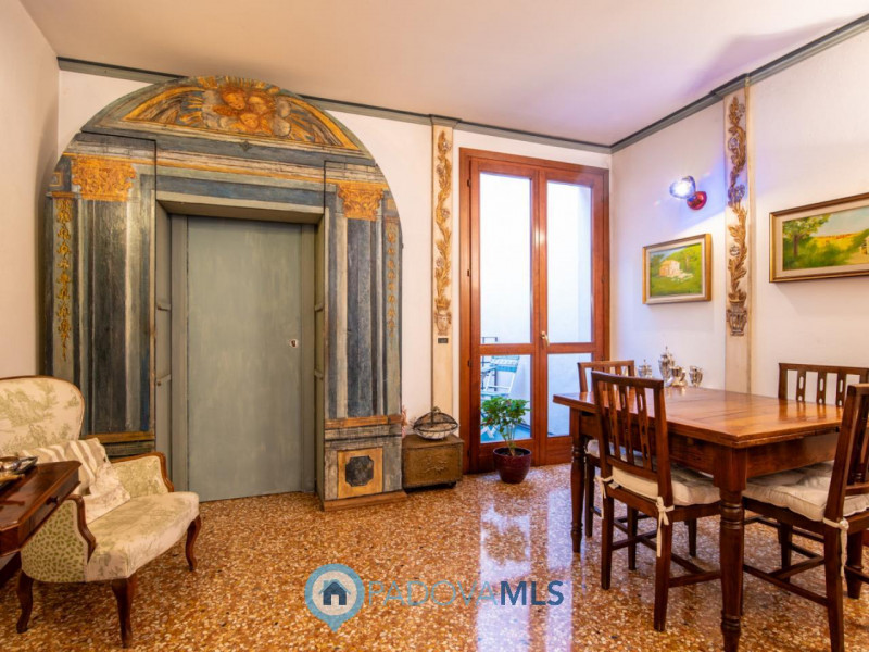 Immobile in esclusiva al Gruppo Padova MLS

Elegante palazzetto terra-cielo completamente ristrut...